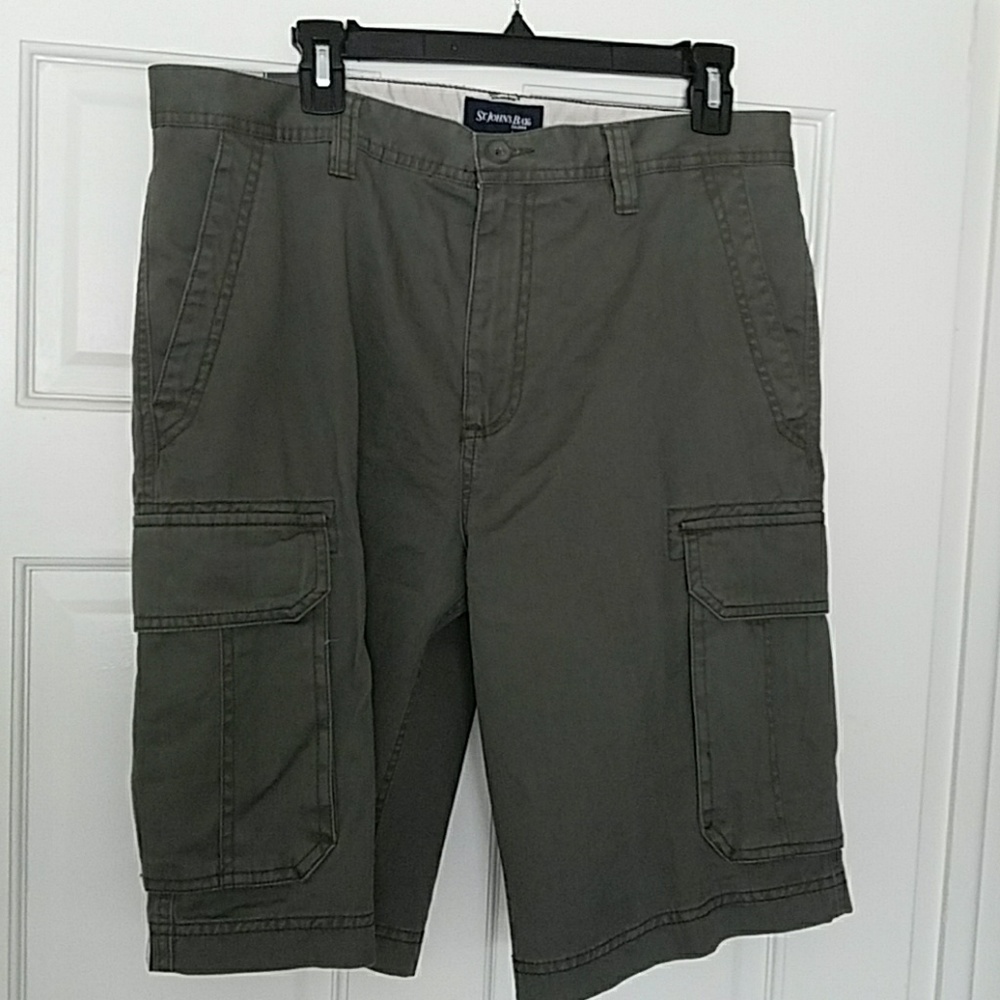 ST. JOHN'S BAY dark olive cargo shorts